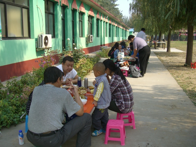 留民营推出“亲自动手体验烧柴锅做农家饭”的特色活动