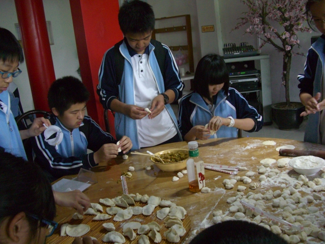亲子动手包饺子